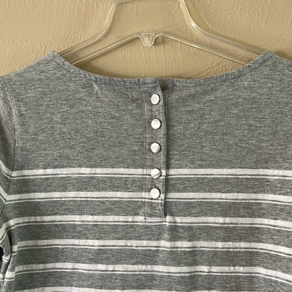 Liz Claiborne petite medium 3/4 gray white striped T-shirt buttons in the back - Picture 7 of 13